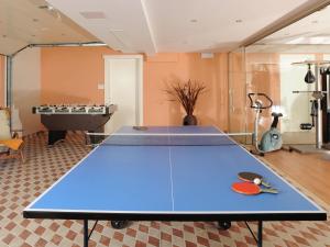 un tavolo da ping pong blu in una stanza con una palla da ping pong di Villa in Corfu with Pool and Panoramic Views a Gouviá