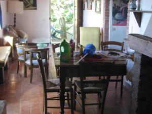 Restoran atau tempat makan lain di Spacious Cottage in Castelfranco Piandisc with Terrace