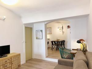 a living room with a couch and a table at Casa da Maria in Évora