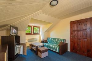 a living room with a couch and a table at Pensjonat Pod Lwem in Niechorze
