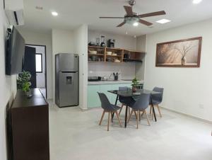a kitchen and dining room with a table and a refrigerator at Departamento comodo en Ubicacion Privilegiada in Mérida