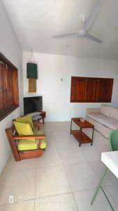a living room with a couch and a table at Precioso chalet en Telchac Puerto in Telchac Puerto