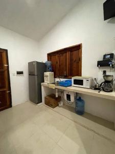 a kitchen with a refrigerator and a counter with microwaves at Precioso chalet en Telchac Puerto in Telchac Puerto