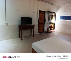 a room with a tv and a table in a room at Departamento comodo en Progreso 1 Recamara 3 personas in Progreso