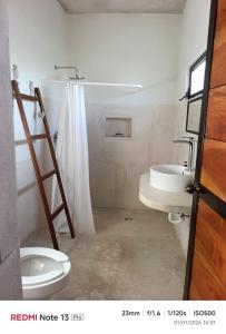 a bathroom with a white toilet and a sink at Departamento comodo en Progreso 1 Recamara 3 personas in Progreso +17 photos