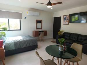a bedroom and living room with a bed and a couch at Loft Elegante Comodo 2 personas in Mérida