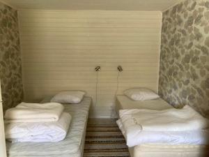 a room with two beds in it with at Liten lägenhet i Öje in Öje