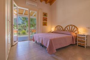 a bedroom with a bed and a large window at Villa Artistica in Trappola