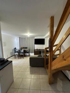 a living room with a couch and a dining room at Casa & Habitaciones in Mejillones