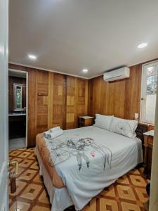 a bedroom with a large bed in a room at Hostal Chikiyan in San José de Maipo