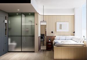 ein Schlafzimmer mit Bett und ebenerdiger Dusche in der Unterkunft Little Something Hotel NYC in New York
