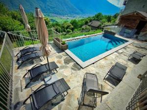 an overhead view of a pool with chairs and an umbrella at Il nido di Siro in Cercino