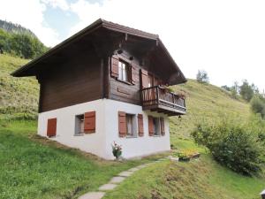 een klein huis met een balkon op een heuvel bij Cozy chalet in Bister near ski area in Betten