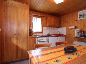 een kleine keuken met een tafel en een fornuis bij Cozy chalet in Bister near ski area in Betten