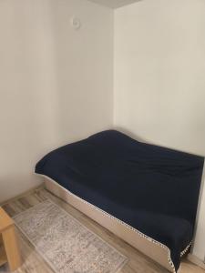 a bed sitting in a corner of a room at Apartman Točaković in Kladovo