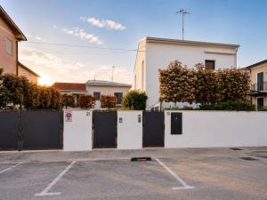 ein Parkplatz mit einem Zaun vor einem Gebäude in der Unterkunft MARCHE FULL EXPERIENCE-Dimora in Porto SantʼElpidio