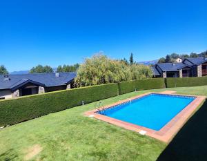 a swimming pool in the yard of a house at Apartamento con piscina en Osseja in Osséja