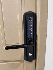 a remote control is attached to a door at Pensión Bandrés Huesca Centro in Huesca