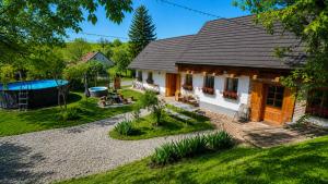 a small house with a yard and a yard at Három Dió Vendégház in Nyim