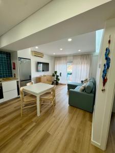 a living room with a table and a couch at Casa Oceano 59 in Costa da Caparica
