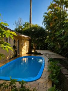 a swimming pool in the yard of a house at Villa Serena, próx do Aeroporto in Porto Alegre