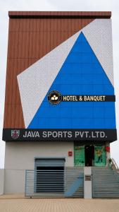 ein Gebäude mit einem Hotel- und Bankettschild in der Unterkunft Roomssolution ! Best Hotel In Patna in Gulzārbāgh