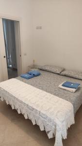 a bed with two blue towels on top of it at Casa Ferrante in Lecce