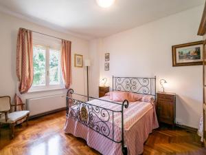 a bedroom with a bed and a window at Apartment Villa Elisa by Interhome in Castellina in Chianti