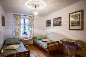 a room with two beds and a window at Gasthaus Rokitnik in Rokity