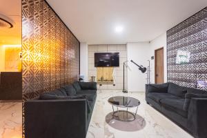 a living room with a couch and a tv at HOTEL MONTANA in Bello