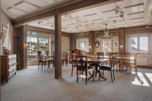 a dining room with a table and chairs at Seglarhotellet Käringön in Käringön