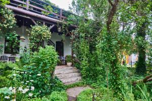a garden with stairs leading up to a house at Gasthaus Rokitnik in Rokity
