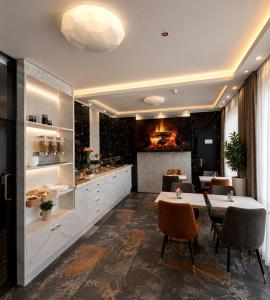a dining room with a table and chairs and a fireplace at Elbgalerie Hotel in Hamburg