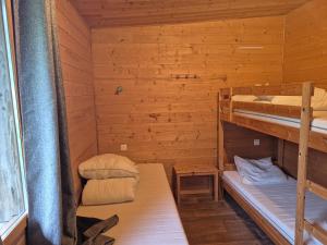 a room with two bunk beds in a cabin at Gite équestre in Les Hogues