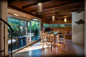 a dining room with a table and chairs on a balcony at Complejo Aramis Chapadmalal in Chapadmalal