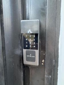 a metal doorhandle with a lock on a wooden door at Pousada Carro de Boi in Lavras