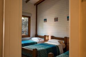 two beds in a corner of a room at Complejo Aramis Chapadmalal in Chapadmalal