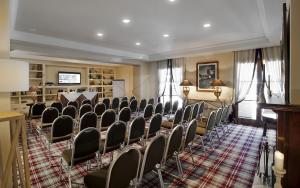 sala konferencyjna z krzesłami i stołem w obiekcie Val Di Luce Spa Resort w mieście Abetone