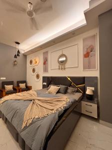 a bedroom with a large bed in a room at The cozy corner in Ghaziabad