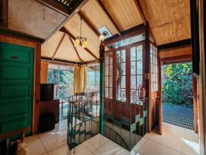a room with a green door and a dining room at Hostal Chikiyan in San José de Maipo
