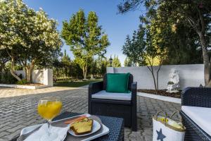a table with a plate of food and a glass of orange juice at Manta Guest - Bed & Breakfast in Manta Rota