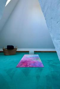 a room with a painting on the floor and a rug at Charming Apartment Stade in Stade +7 photos