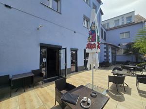 a patio with a table and chairs and a building at Bruchsal Herz in Bruchsal +10 photos