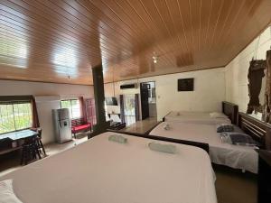 a large room with two beds and a kitchen at Cabinas Chinchilla in Quepos
