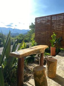 a wooden bench sitting on top of a hill at Palmar el descanso bruma del balsal in Villeta