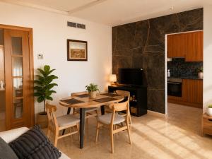 a living room with a table and a kitchen at Garbinada in Gandesa