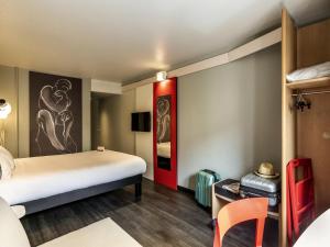 a room at a hotel with a bed and a desk at Ibis Bourges Centre, Hôtel Restaurant in Bourges +96 photos