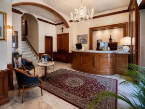 eine Lobby mit Rezeption in einem Gebäude in der Unterkunft Hotel Posta in Cecina