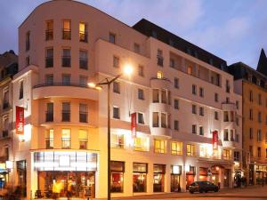 a building with a street light in front of it at ibis Nancy Centre Gare et Congres in Nancy