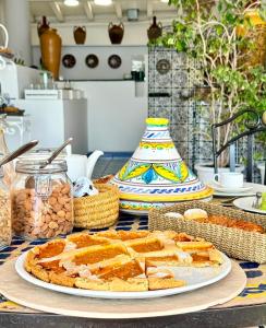 ein Tisch mit einem Teller Brot und anderem Essen in der Unterkunft Hotel Tesoriero in Panarea + 52 Fotos